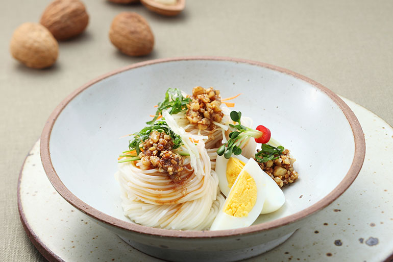 野菜麺、くるみ醤油ソース