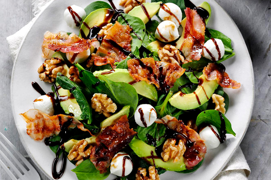 カリフォルニアくるみ、パンチェッタとモッツァレラチーズのサラダ