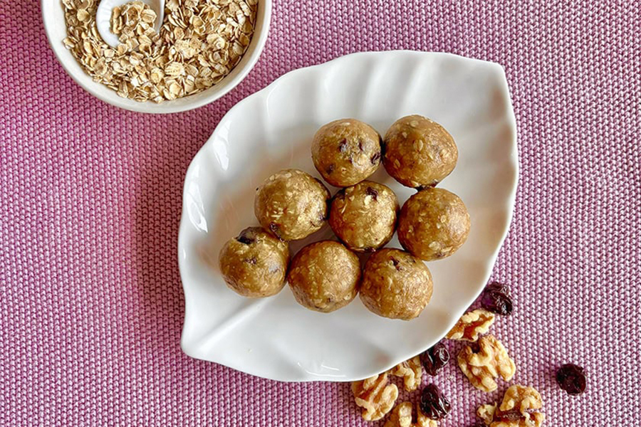 オーブン不要♪カリフォルニアくるみとドライチェリーのグラノーラバイツ